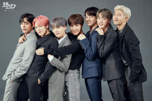 Sete ídolos masculinos do K-pop em ternos estilosos posando juntos em um estúdio. — Bts Mac Papéis de Parede