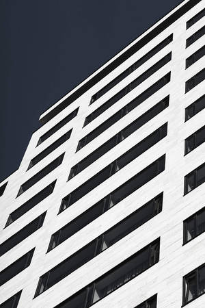 Facciata di edificio moderno con audaci linee orizzontali e cielo blu profondo