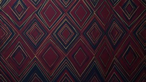 Een gedurfd geometrisch behang met diamantvormen in bordeaux, marineblauw en goud