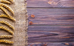 Espigas de trigo douradas sobre serapilheira contra fundo de madeira escura — Textura de tijolo Papéis de Parede