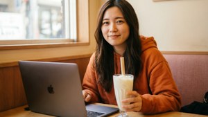 Futaba slapper av på en kafé med laptopen og milkshaken sin