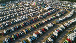 Pola udara geometris dari campervan dan tenda di Festival Glastonbury.