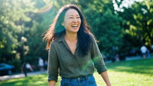 Julie Chen skrattar utomhus i ett avslappnat ögonblick.