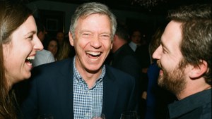 Al Franken che condivide un momento gioioso con gli amici.