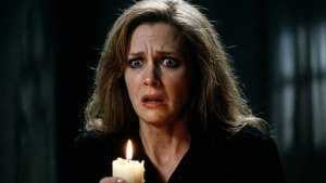 Virginia Madsen som Helen Lyle i en spent scene fra Candyman, som holder et lys.