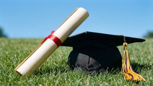 Graduationsrulle bredvid mössa på gräs.