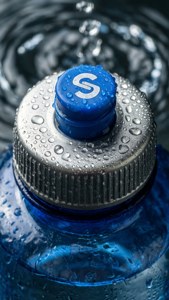Makro av Smart Water flaskkork med kondens.