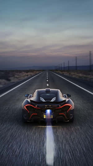 McLaren P1 preto acelerando em rodovia no deserto ao entardecer com lanternas traseiras vermelhas — Vingadores Android Papéis de Parede