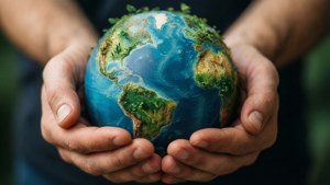 Händer som håller jorden som symbol för global välgörenhet och omsorg.