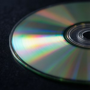 Makrovisning av en CD-overflate som splitter lys i regnbuer.