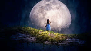 Ein Mädchen in einem blauen Kleid steht auf einer moosigen Klippe und schaut im Regen auf einen riesigen leuchtenden Mond. — Hintergrund Wallpaper