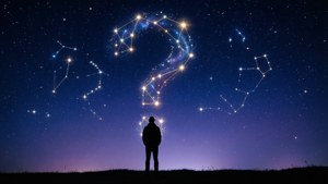 Siluet di bawah langit berbintang dengan rasi bintang membentuk tanda tanya raksasa