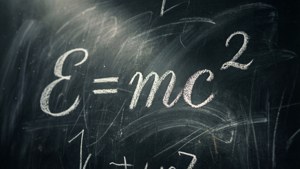 Klassisk tavle med E=mc^2-ligningen i mykt laboratorielys