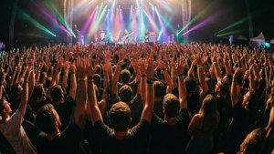 En jubelnde mængde til en Guitar Hero-koncert med scenelys. — Guitar Amp Wallpapers