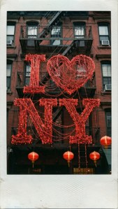 Polaroid de escada de incêndio com luzes de corda vermelhas em forma de I ♥ NY, Chinatown