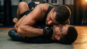 Lähikuva Renato Sobralista viimeistelemässä rear naked choke -kuristusta nukella.