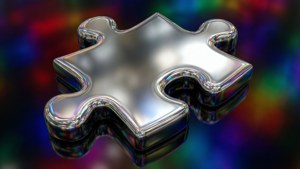 Et skinnende krom puslespilsstykke med levende refleksioner, moderne og futuristisk design.