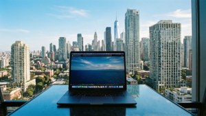 En MacBook med en fantastisk utsikt över stadens silhuett.