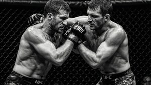 Momento bruto de grappling MMA em preto e branco contra a gaiola