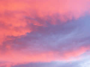 Nuvens rosa e roxas brilhando durante o céu do entardecer — Nuvens azuis escuras Papéis de Parede