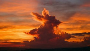 Sonnenuntergangswolken bilden Santander Flammenform