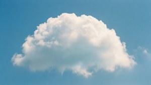 Ett fluffigt moln format som en halvcirkel på en blå himmel.
