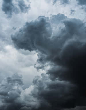 Nuvens densas e escuras de tempestade se acumulam em um céu cinza e sombrio. — High Resolution Clouds Papéis de Parede