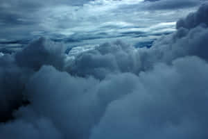 Vista de cima para baixo sobre nuvens espessas em um céu tempestuoso — High Resolution Clouds Papéis de Parede