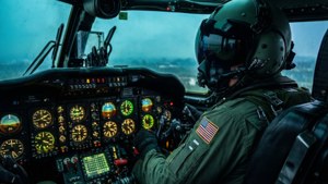 Gros plan du cockpit NH90 avec pilote et instruments lumineux, fond d'écran immersif