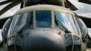 Close-up van de cockpitramen van de Mil Mi-26 die wolken reflecteren, macro industriële stijl.