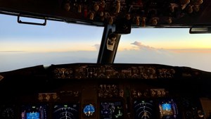 Inuti Gol flygplanscockpit med instrument och himmelsutsikt