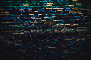 Vivaci flussi di codice neon che scorrono su uno schermo digitale scuro.