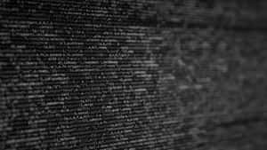 Scrollender Computercode auf einem dunklen Bildschirm mit verschwommenem Text. — Html Wallpaper