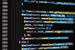 Nærbillede af farverig programmeringskode på en mørk skærm.