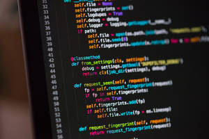 Nærbillede af Python-kode på en computerskærm med farverig syntaksfremhævning.