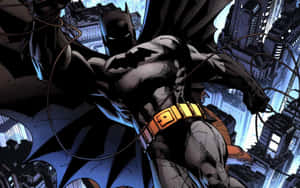 Batman svinger gennem en mørk by med glødende bygninger bag sig. — Superhero Baggrunde