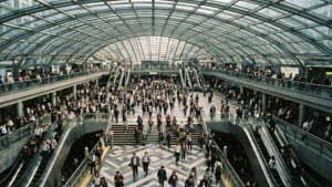 Perspektif udara menangkap kekacauan terorganisir dari stasiun metro.
