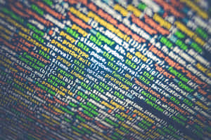 Färgglada rader av datorkod som flyter diagonalt på en mörk bakgrund. — Programmering Bakgrundsbilder