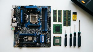 Fotografi tata letak datar komponen PC yang diatur di permukaan putih