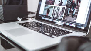 Laptop prateado sobre mesa mostrando software de edição de fotos com várias miniaturas de imagens. — Laptop de outono Foto Papéis de Parede