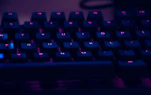 Speltangentbord med blå och rosa bakgrundsbelysning i svagt ljus. — Cute Keyboard Bakgrunder