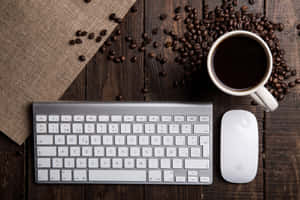 Silver keyboard white mouse and coffee cup on wooden desk with coffee beans — Computer Keyboard Wallpaper