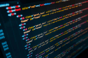 Närbild av färgglad programmeringskod på en mörk datorskärm.