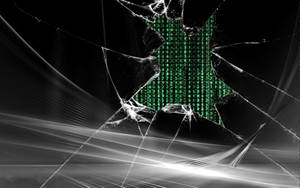 Zersplittertes Glas enthüllt grünen digitalen Code auf dunklem Hintergrund mit Lichtstreifen.