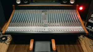 Topp-ned symmetrisk utsikt over et stort miksebord i et tomt studio