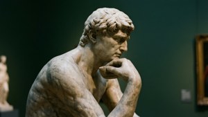 Agostino Busti-statue i et rolig museumsgalleri med myk belysning og rik tekstur.