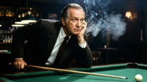 Jack Klugman appoggiato a un tavolo da biliardo in una scena di Twilight Zone.