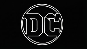 Minimalistisk tegning med kontinuerlig linje av DC Studios-emblem i hvitt på svart.