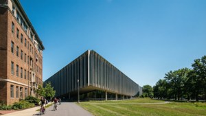 Moderne Konvokationscenter ved Ohio University under en klar blå himmel