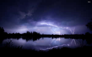Blixtnedslag över en mörk sjö på natten med livfulla reflektioner. — Cool Lightning Bilder